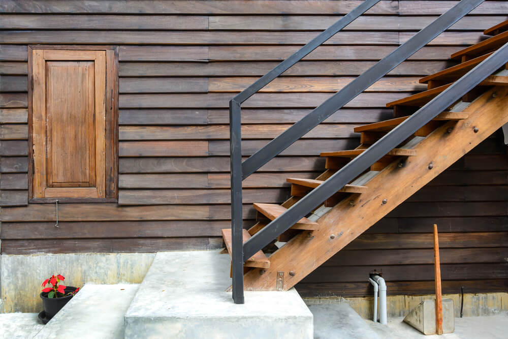 drevené schody do chaty Schody Zábradlie