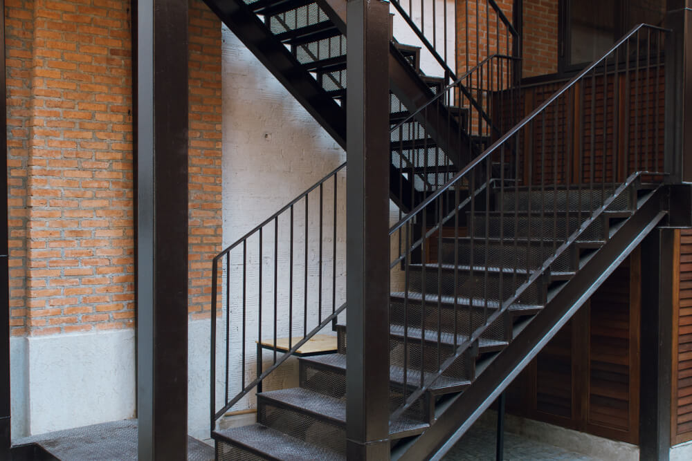 Vonkajšie kovové schody do domu Schody Zábradlie